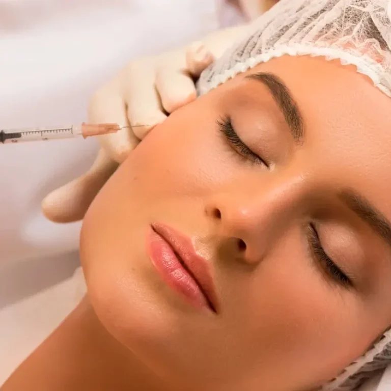 O Skinbooster é um dos procedimentos estéticos mais eficazes para melhorar a hidratação profunda da pele, estimular o colágeno e devolver a firmeza e o viço natural do rosto. Ideal para quem busca rejuvenescimento facial sem cirurgia, ele promove uma pele mais radiante, saudável e revitalizada.